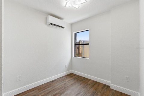 Снять в аренду квартиру в Мадейра - Бич, Флорида 4 комнаты, 41.81м2, № 2093737 - фото 8