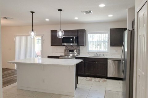 Villa ou maison à louer à St. Lucie, Floride: 4 chambres, 135.27 m2 № 2439158 - photo 5