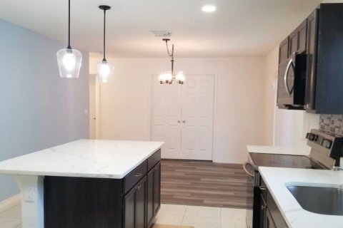 Villa ou maison à louer à St. Lucie, Floride: 4 chambres, 135.27 m2 № 2439158 - photo 8