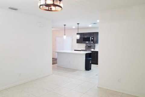 Villa ou maison à louer à St. Lucie, Floride: 4 chambres, 135.27 m2 № 2439158 - photo 4