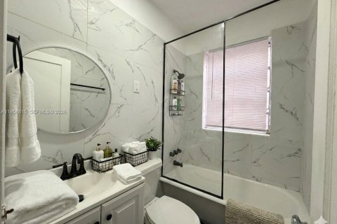 Кондоминиум с 1 спальней в Майами, Флорида № 2017560