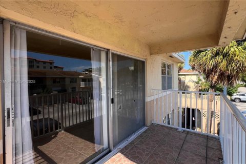 Condo in Doral, Florida, 2 bedrooms  № 1469044 - photo 15