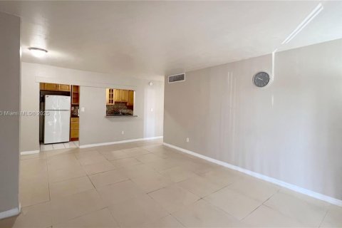 Condo in Doral, Florida, 2 bedrooms  № 1469044 - photo 2