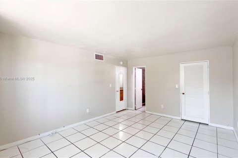 Condo in Doral, Florida, 2 bedrooms  № 1469044 - photo 12