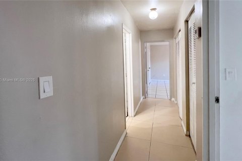 Condo in Doral, Florida, 2 bedrooms  № 1469044 - photo 7