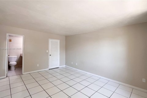Condo in Doral, Florida, 2 bedrooms  № 1469044 - photo 11