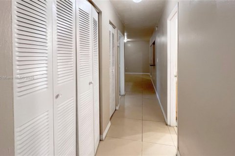 Condo in Doral, Florida, 2 bedrooms  № 1469044 - photo 9