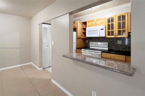 Condo in Doral, Florida, 2 bedrooms  № 1469044 - photo 5