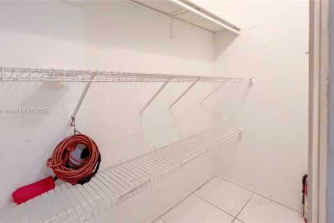 Condo in Doral, Florida, 2 bedrooms  № 1469044 - photo 17