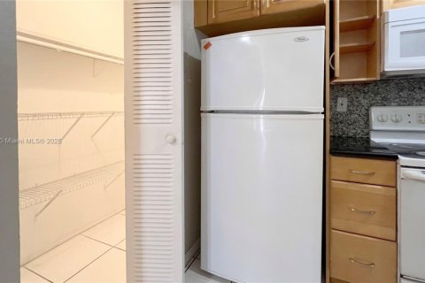 Condo in Doral, Florida, 2 bedrooms  № 1469044 - photo 18