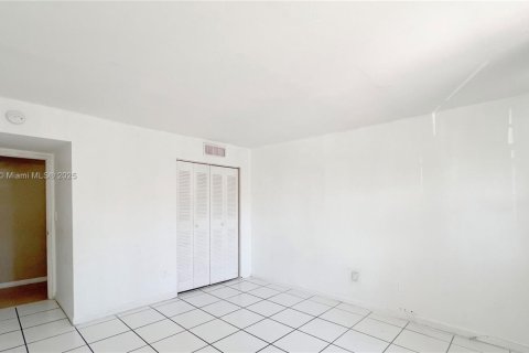 Condo in Doral, Florida, 2 bedrooms  № 1469044 - photo 19