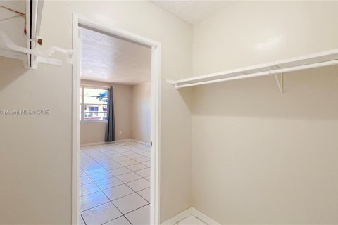 Condo in Doral, Florida, 2 bedrooms  № 1469044 - photo 14
