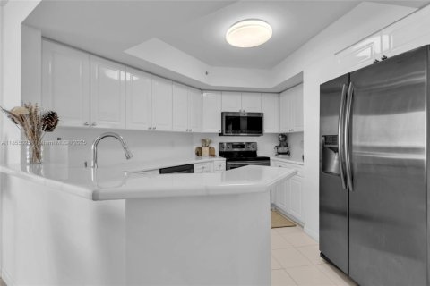 Condo in Miami Beach, Florida, 2 bedrooms  № 1874812 - photo 8