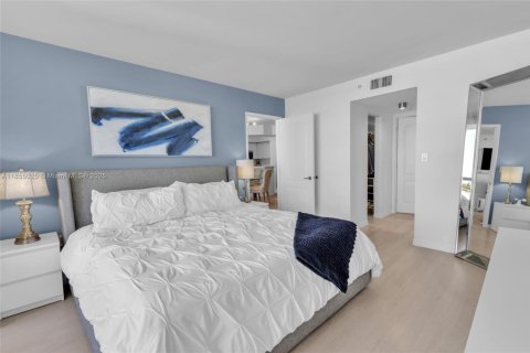 Condo in Miami Beach, Florida, 2 bedrooms  № 1874812 - photo 16