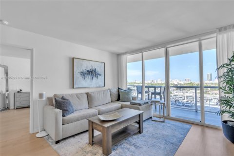 Condo in Miami Beach, Florida, 2 bedrooms  № 1874812 - photo 1