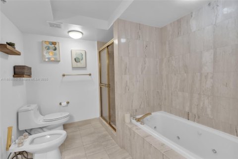 Condo in Miami Beach, Florida, 2 bedrooms  № 1874812 - photo 17