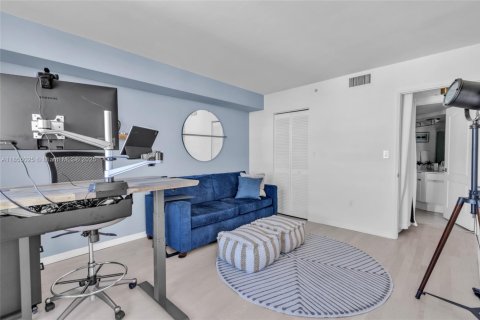 Condo in Miami Beach, Florida, 2 bedrooms  № 1874812 - photo 23