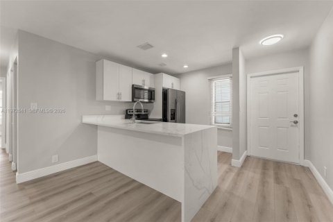 Снять в аренду квартиру в Корал-Спрингс, Флорида 3 спальни, 83.61м2, № 2034018 - фото 6