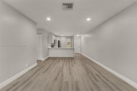 Снять в аренду квартиру в Корал-Спрингс, Флорида 3 спальни, 83.61м2, № 2034018 - фото 5