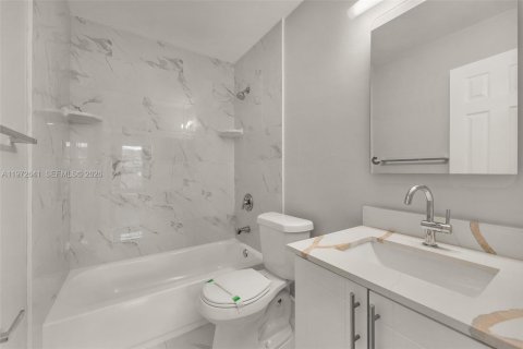 Снять в аренду квартиру в Корал-Спрингс, Флорида 3 спальни, 83.61м2, № 2034018 - фото 18