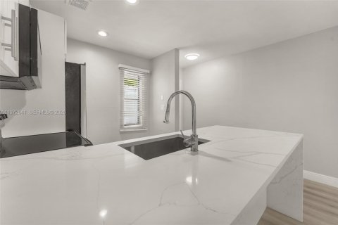 Снять в аренду квартиру в Корал-Спрингс, Флорида 3 спальни, 83.61м2, № 2034018 - фото 9