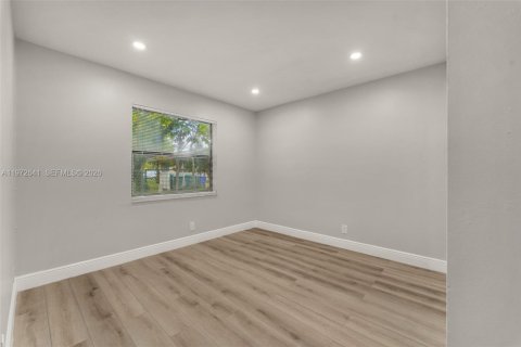 Снять в аренду квартиру в Корал-Спрингс, Флорида 3 спальни, 83.61м2, № 2034018 - фото 15