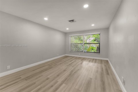 Снять в аренду квартиру в Корал-Спрингс, Флорида 3 спальни, 83.61м2, № 2034018 - фото 12