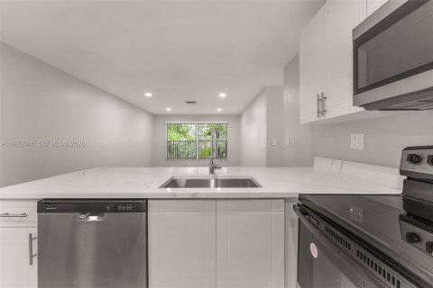 Снять в аренду квартиру в Корал-Спрингс, Флорида 3 спальни, 83.61м2, № 2034018 - фото 8