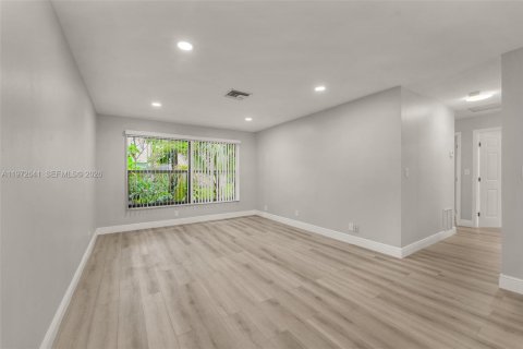 Снять в аренду квартиру в Корал-Спрингс, Флорида 3 спальни, 83.61м2, № 2034018 - фото 13