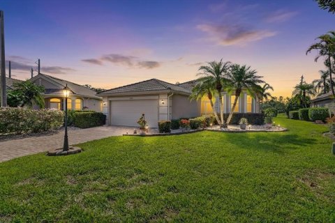 House in Bradenton, Florida 2 bedrooms, 190.54 sq.m. № 2236083 - photo 2