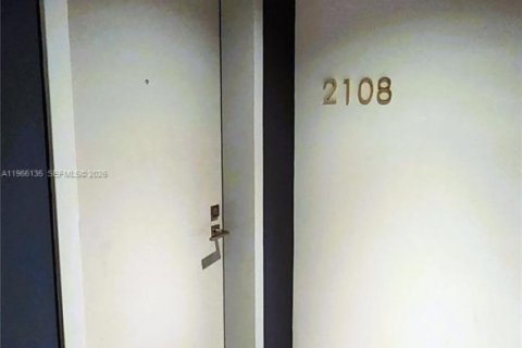 Condo in Miami, Florida, 2 bedrooms  № 2027903 - photo 16
