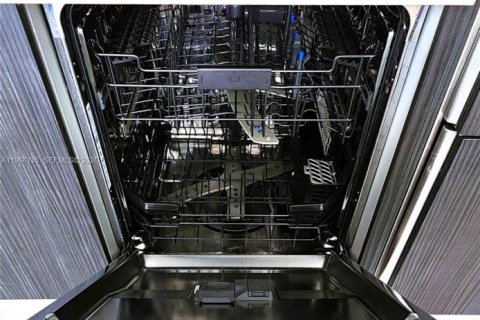 Condo in Miami, Florida, 2 bedrooms  № 2027903 - photo 25