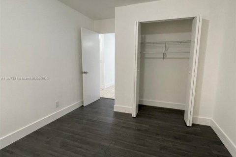 Apartment in Hollywood, Florida 3 bedrooms, 120.77 sq.m. № 1948793 - photo 11