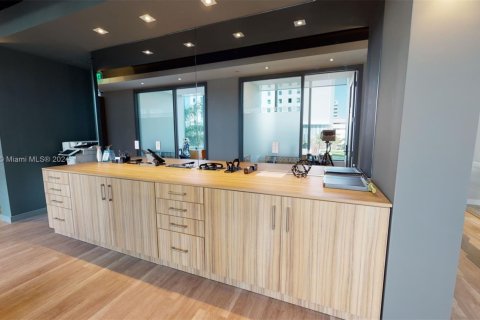 Bureau à louer à Aventura, Floride № 945541 - photo 1