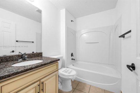 House in Deerfield Beach, Florida 3 bedrooms, 138.05 sq.m. № 1868329 - photo 16
