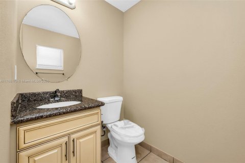 House in Deerfield Beach, Florida 3 bedrooms, 138.05 sq.m. № 1868329 - photo 9