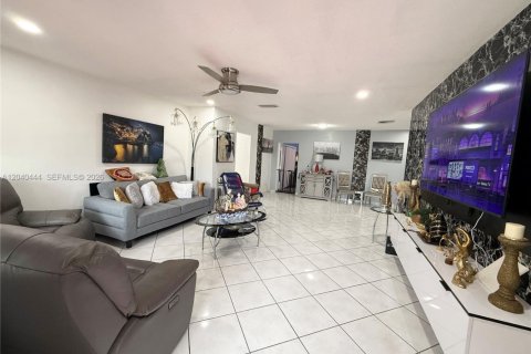 House in Tamarac, Florida 3 bedrooms, 141.49 sq.m. № 2087114 - photo 5