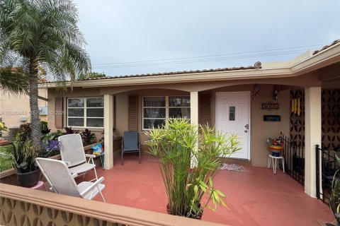 House in Tamarac, Florida 3 bedrooms, 141.49 sq.m. № 2087114 - photo 4