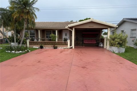 House in Tamarac, Florida 3 bedrooms, 141.49 sq.m. № 2087114 - photo 2
