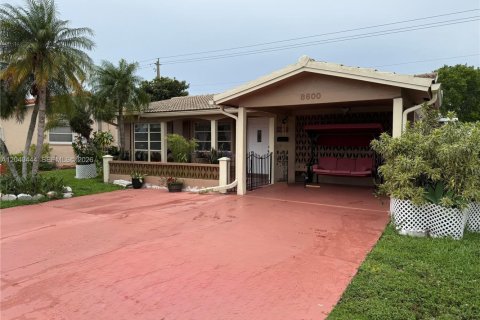 House in Tamarac, Florida 3 bedrooms, 141.49 sq.m. № 2087114 - photo 3