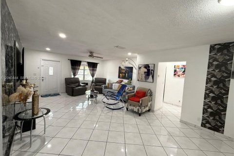 House in Tamarac, Florida 3 bedrooms, 141.49 sq.m. № 2087114 - photo 6