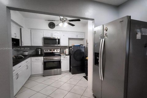 House in Tamarac, Florida 3 bedrooms, 141.49 sq.m. № 2087114 - photo 12