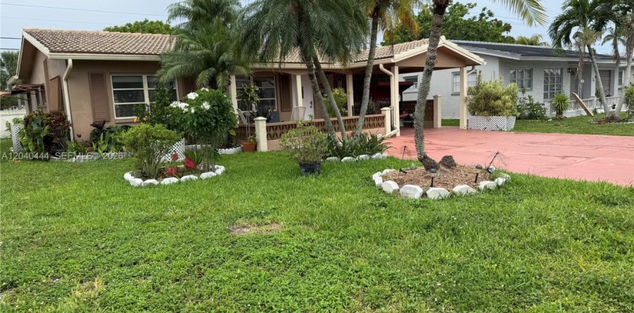 House in Tamarac, Florida 3 bedrooms, 141.49 sq.m. № 2087114