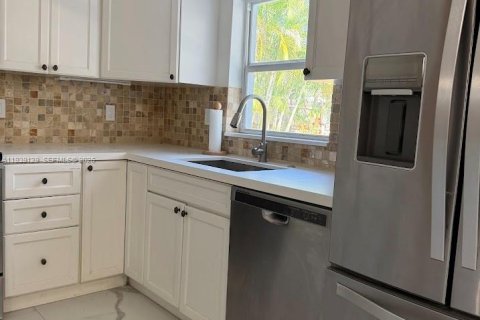 Villa ou maison à louer à Hollywood, Floride: 3 chambres, 151.24 m2 № 1996843 - photo 5