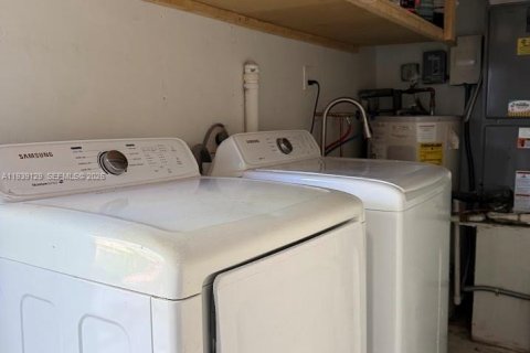 Villa ou maison à louer à Hollywood, Floride: 3 chambres, 151.24 m2 № 1996843 - photo 15