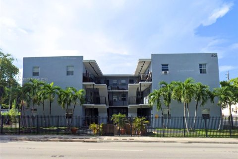 Commercial property in Miami, Florida № 1953529 - photo 1