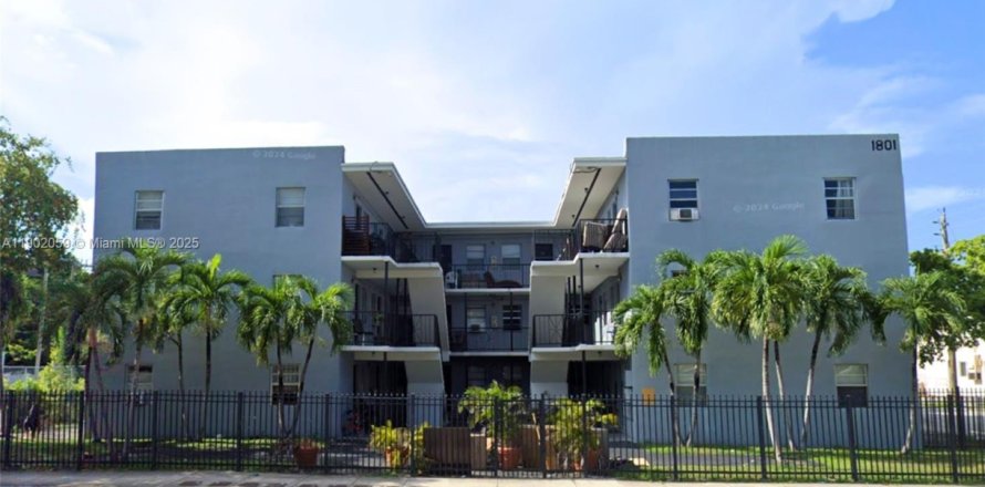 Commercial property in Miami, Florida № 1953529
