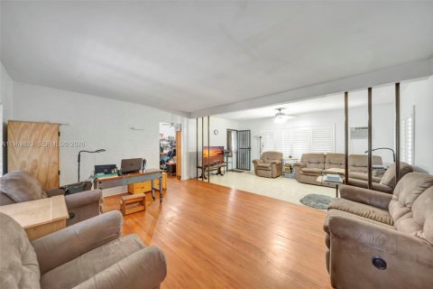 House in North Miami, Florida 2 bedrooms, 112.78 sq.m. № 2030746 - photo 28