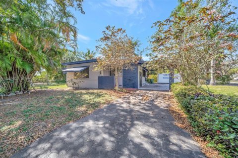 House in North Miami, Florida 2 bedrooms, 112.78 sq.m. № 2030746 - photo 7
