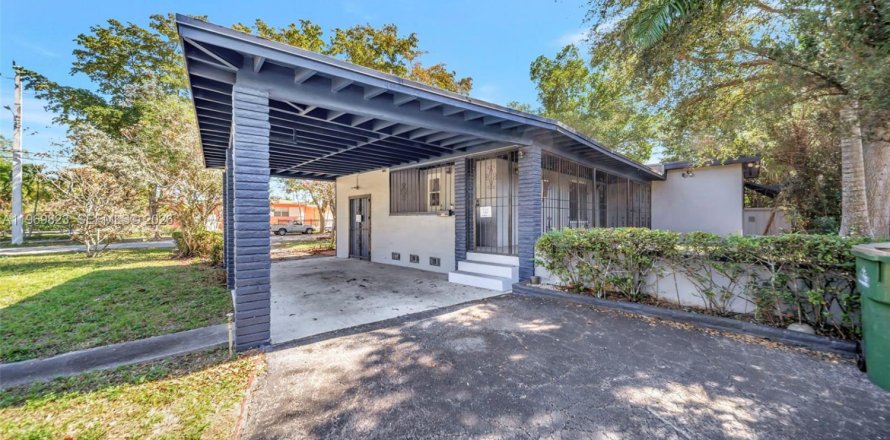 House in North Miami, Florida 2 bedrooms, 112.78 sq.m. № 2030746